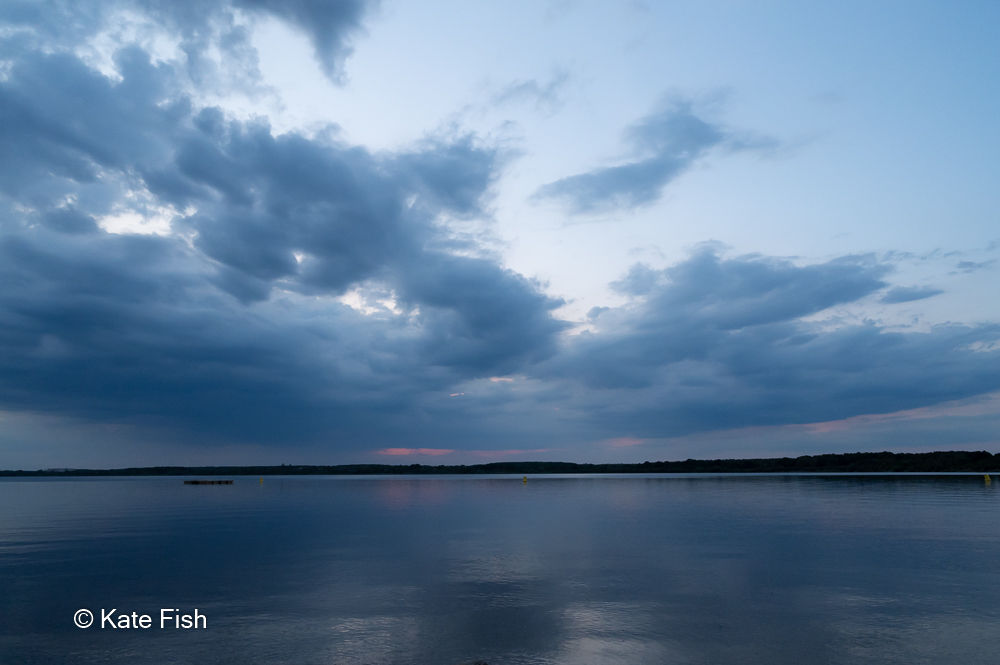 Senftenberger See nach Sonnenuntergang mit blauen Wolken und dunklem Wasser von Koschen aus mit Weitwinkel fotografiert