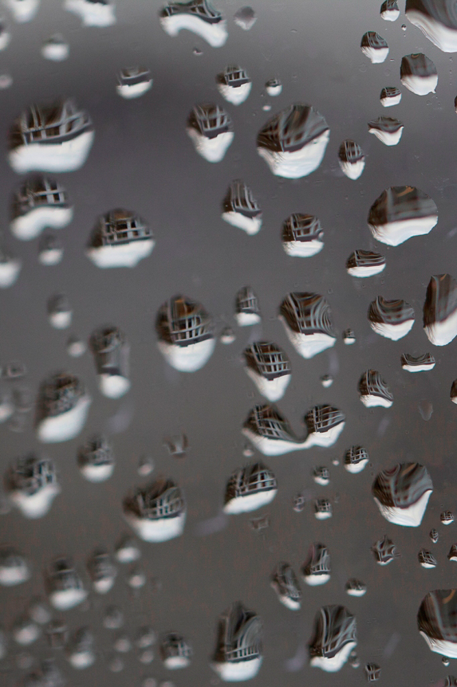 Wassertropfen am Fenster mit Spiegelbild eines Hauses als Beispiel für kreative Möglichkeiten im Fotokurs Makrofotografie im Herbst oder Kreativ mit der Kamera