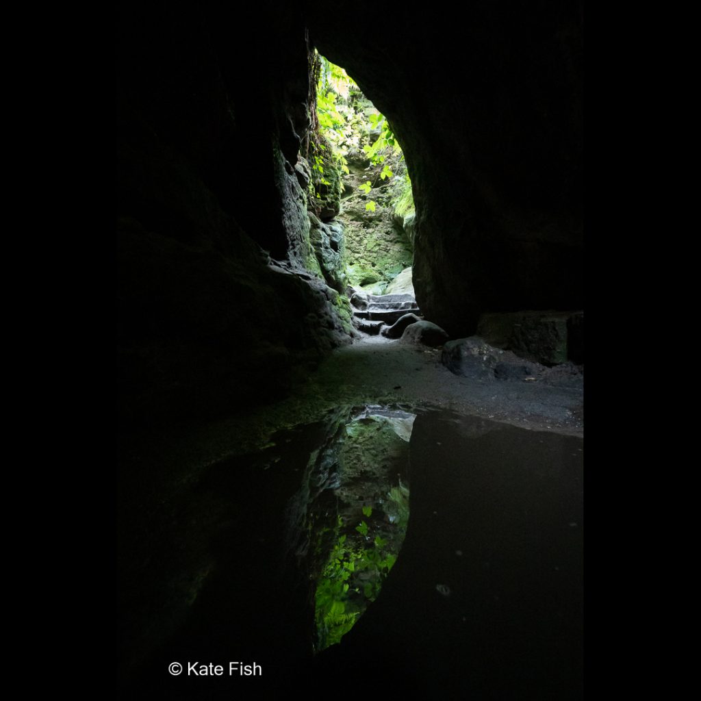 Sächsische Schweiz wandern Bastei nach Rathen durch die Schwedenlöcher dunkel und feucht gut für Spiegelungen in Felshöhlen und Silhouetten