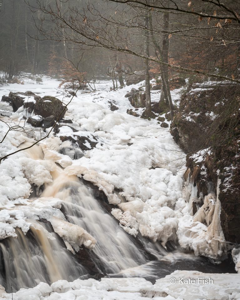 Danks Fall Wasserfall im Winter mit Schnee und Eis und neblig mystischer Atmosphäre als Beispiel für Fotolocations in Schweden