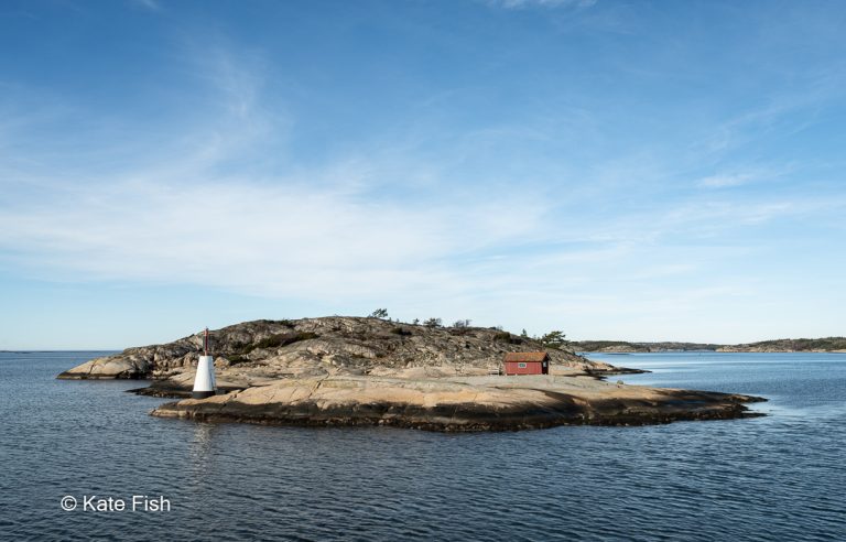 Kleine Westschäreninsel mit Leuchtturm und Holzhaus auf der Bootsstrecke zu den Koster Inseln als Beispiel für schöne Fotolocations in Schweden