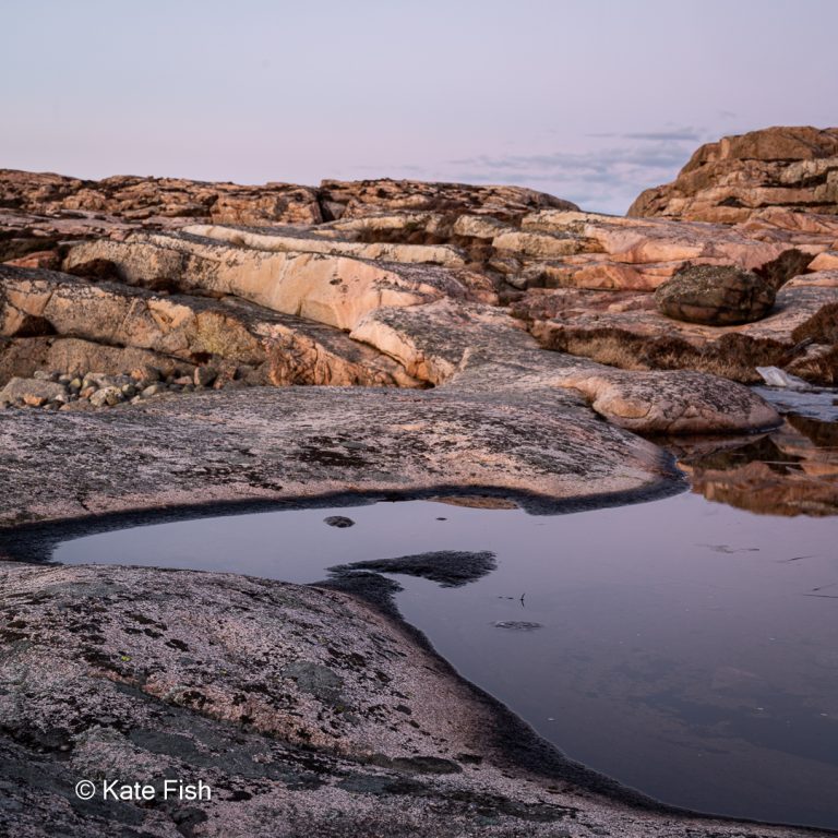 Karge Felsenlandschaft im Sonnenuntergang im Tjurpannan Naturreservat als Beispiel für schöne Fotolocations in Schweden