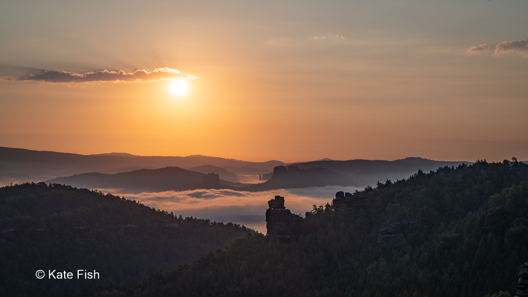 Sonnenaufgang auf dem Gohrisch mit Blick nach Osten zum Papststein und Nebel über der Elbe