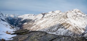 Tiefe im Bild eines schönen Gebirgsabschnittes in den Alpen durch Vordergrund, Mittelgrund und Hintergrund Staffelung. Berge zackig und Schnee bedeckt
