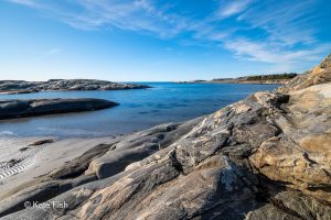 Interessante Küste auf Nord Koster im Kosterhavet Nationalpark an der Westküste Schwedens mit blauem klaren Wasser