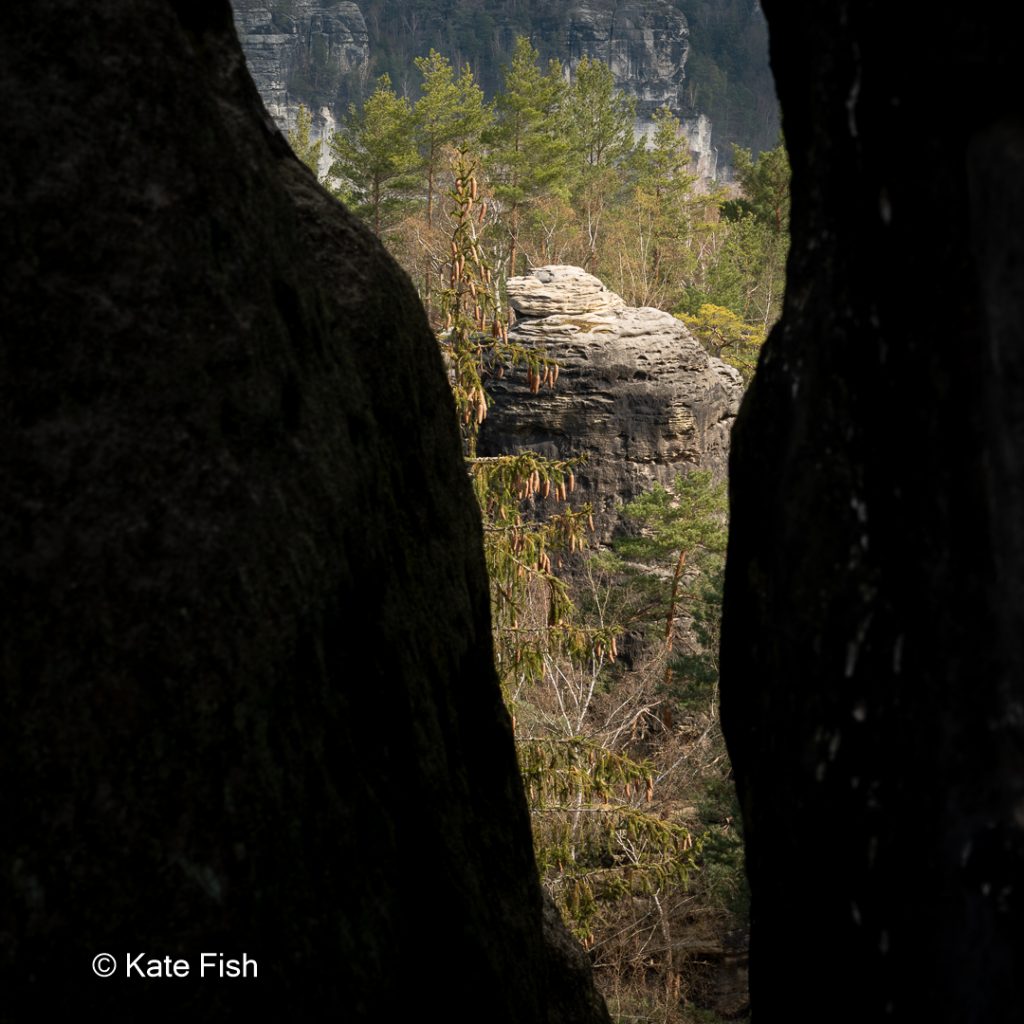 Schöne Ausblicke z.B. durch Felsspalten als Silhouette auf die typischen Felsen des Elbsandsteingebirges