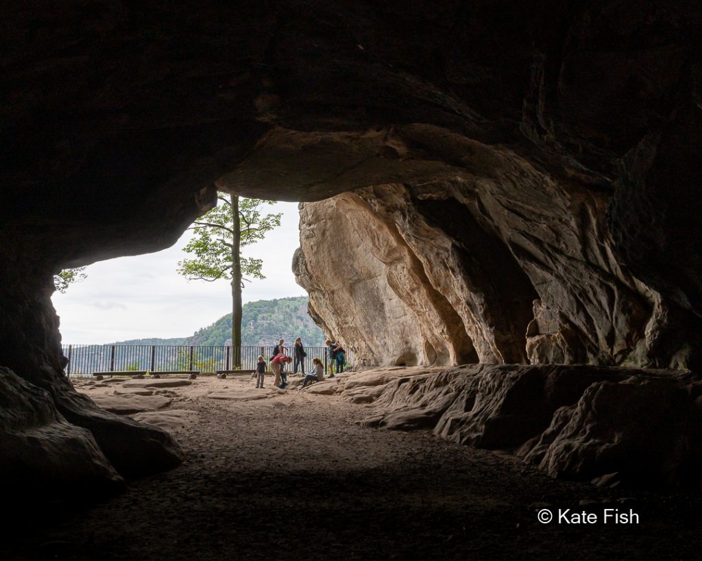 Wandern in der Sächsischen Schweiz mit Ausblicken aus Höhlen, wie dem Kuhstall hier
