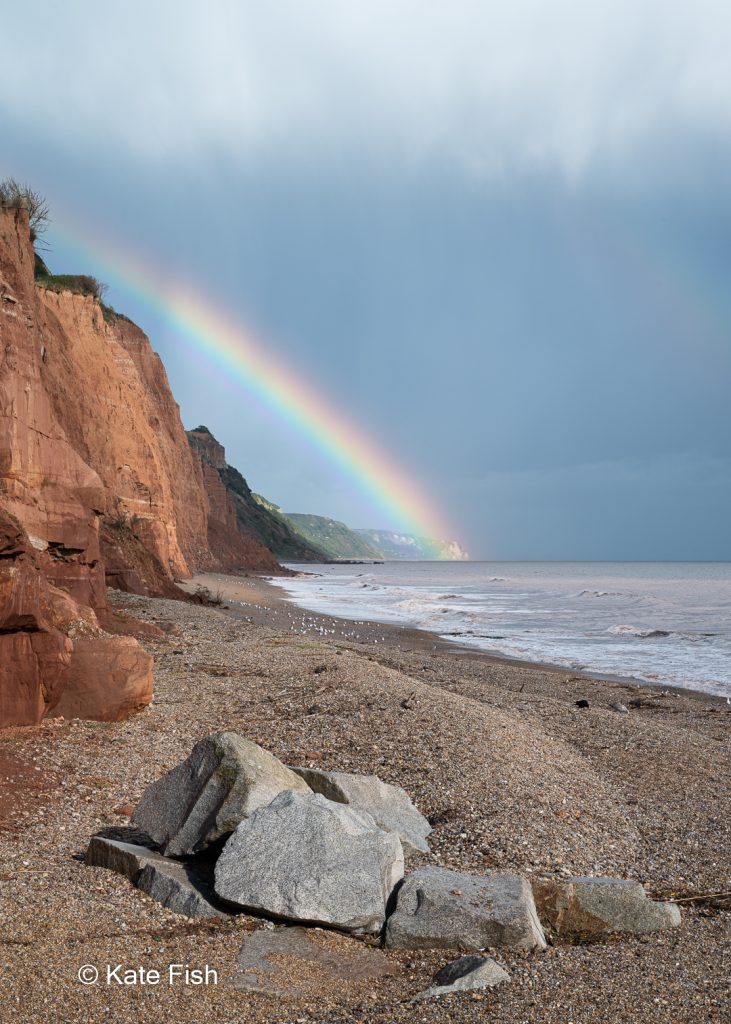 Hochkant Perspektive eines Regenbogens über der Küste von Sidmouth