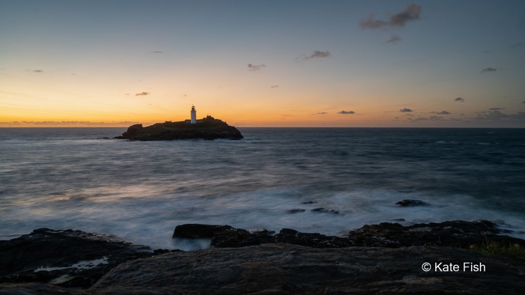 unbeleichtetes Godrevy Lighthouse zu Sonnenuntergang als Beispiel für die Wichtigkeit der Frage nach der Befeuerung eines Leuchtturms während der Vorbereitung zum Leuchttürme fotografieren