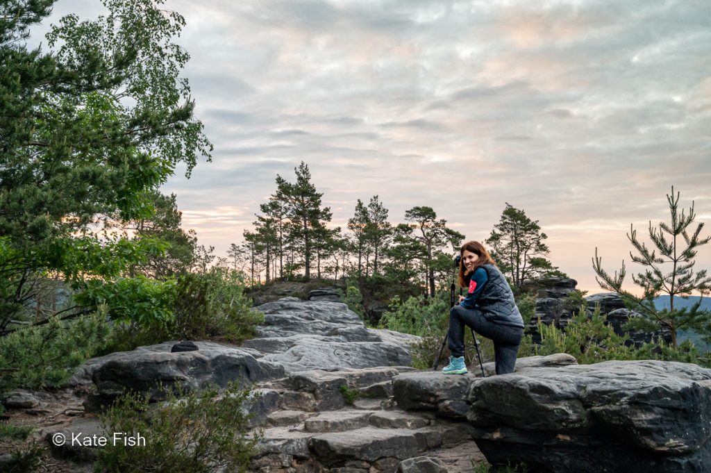 Teilnehmerin der Fotowanderreise Elbsandsteingebirge beim Sonnenaufgang fotografieren dieser wundervollen Felsen