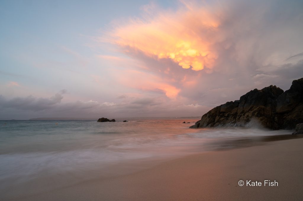 Seascape mit dramatischem Sonnenuntergang, mein bestes Foto 2022