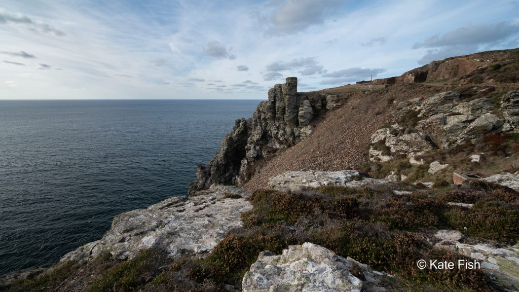 Beeindruckende Aussicht auf Felsen und in die Weite vom Str. Agnes Head auf dem Cornwall Küstenwanderweg