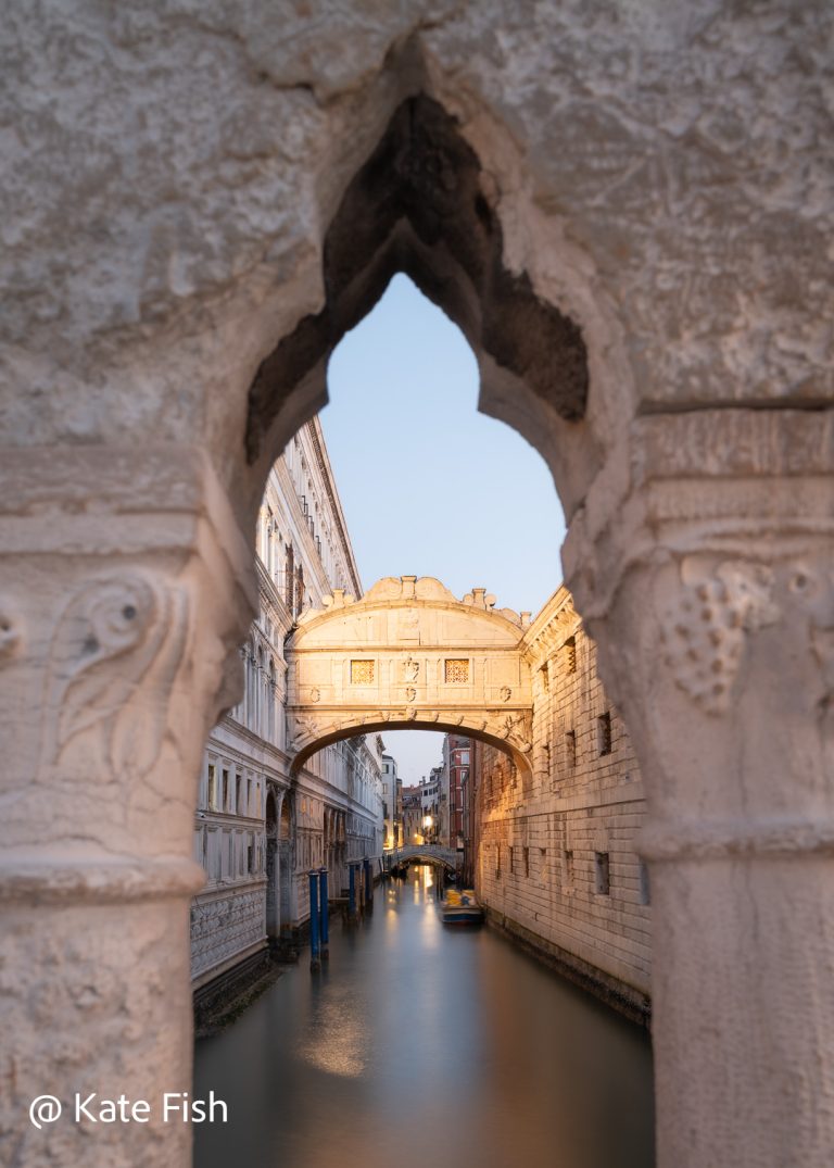 Die Seufzer Brücke in Venedig fotografieren und kein 08-15 Bild zu machen geht z.B. indem du sie durch Brückenelemente einrahmst