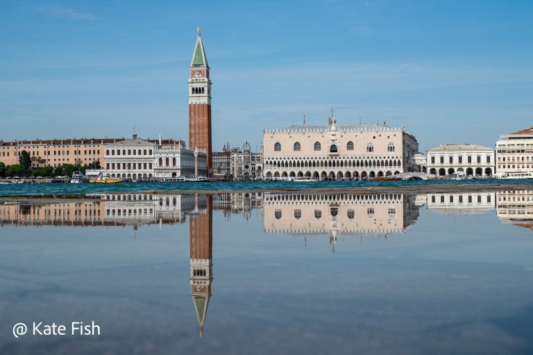 Den Markusturm in Venedig fotografieren ist ein muss, aber bitte kreativ wie hier z.B. als Spiegelung