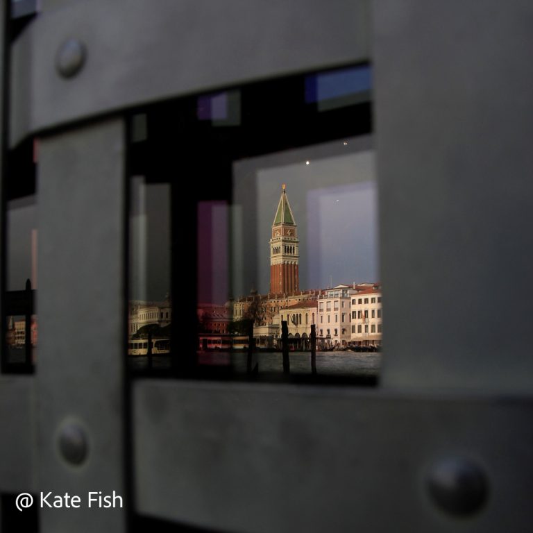 Makusturm in Venedig fotografieren als Spiegelbild in einer Glasscheibe z.B.