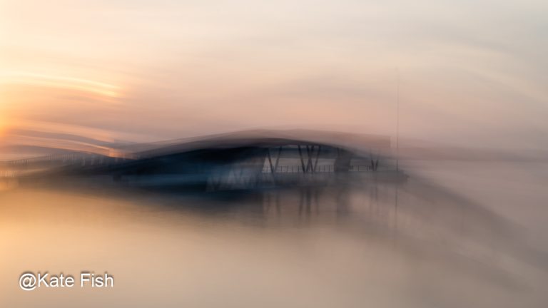 ICM von Hafenbrücke als kreative Fotoidee zur goldenen Stunde