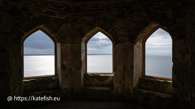 Ein Ausblick auf das Meer aus einem alten Pavillon ist eins der schönsten Bilder im Jahresrückblick 2023