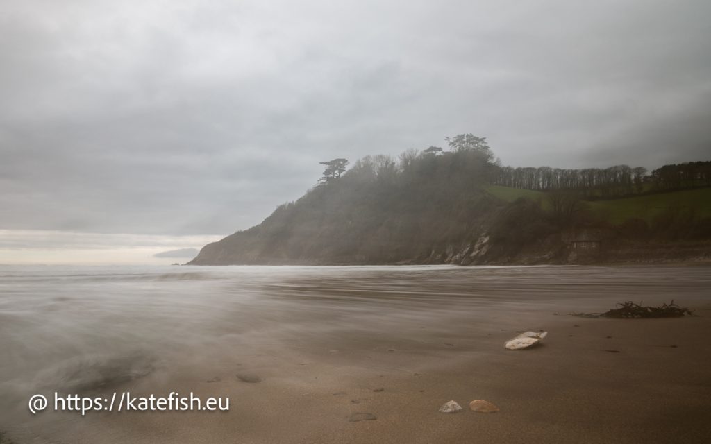 Küstenfotografie im Süden Englands geht nicht ohne Langzeitbelichtung direkt am Strand. Dabei gibt es die typischen verwischten Streifen des fließenden Wassers.
