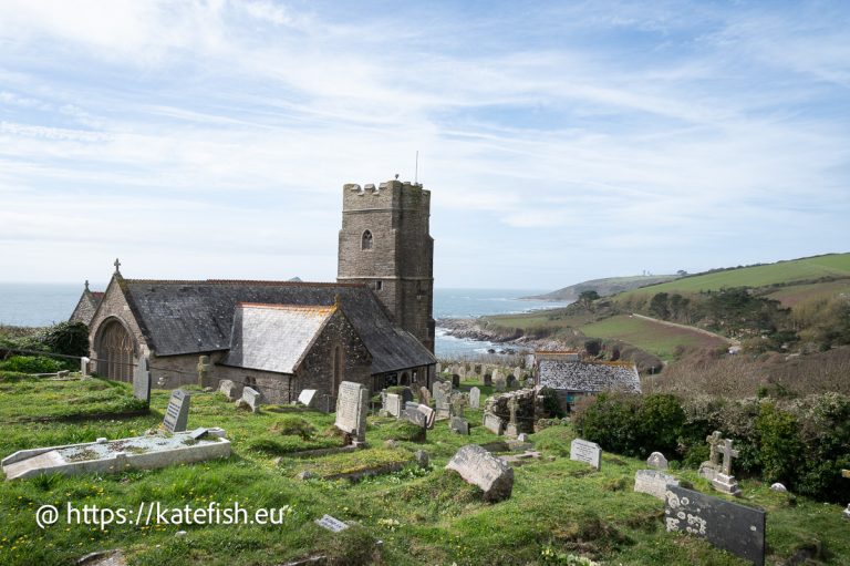 Küstenfotografie im Süden Englands Kirche St Warburgs in Wembury wo durch einen erhöhten Standort auch Steilküste und Meer zu sehen sind.