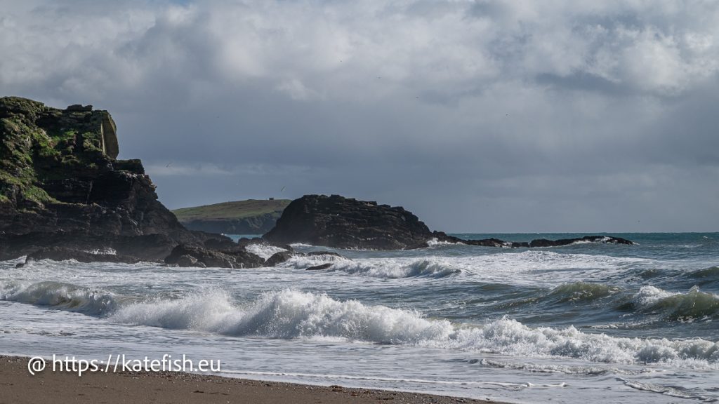 Küstenfotografie im Süden Englands von Wycombe Beach kannst du schön bis nach Burg Island rüber fotografieren mit Wellen im Vordergrund