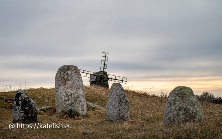 Landschaft fotografieren auf Öland Windmühlen und Steinsetzungen kannst du in einem Foto gemeinsam einfangen