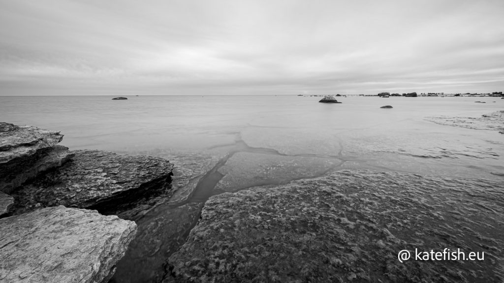 Landschaft fotografieren auf Öland in Schwazweiss, wenn es wie hier an der Ostsee nur um Formen und Strukturen hegt.